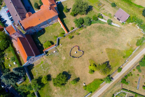Hochzeitsgesellschaft formt ein Herz – Luftaufnahme