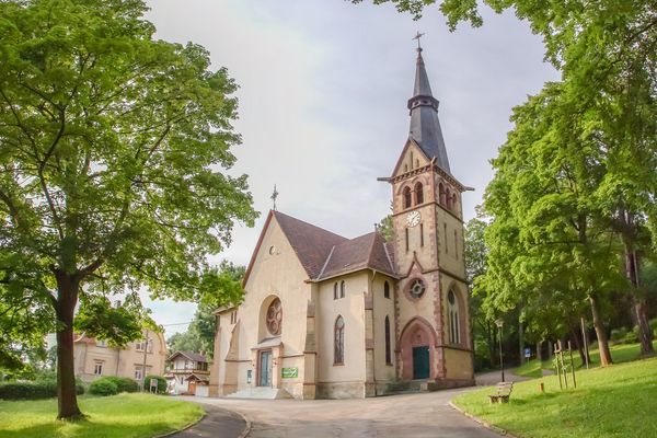 Friedenskirche Bad Liebenstein zwischen alten Bäumen