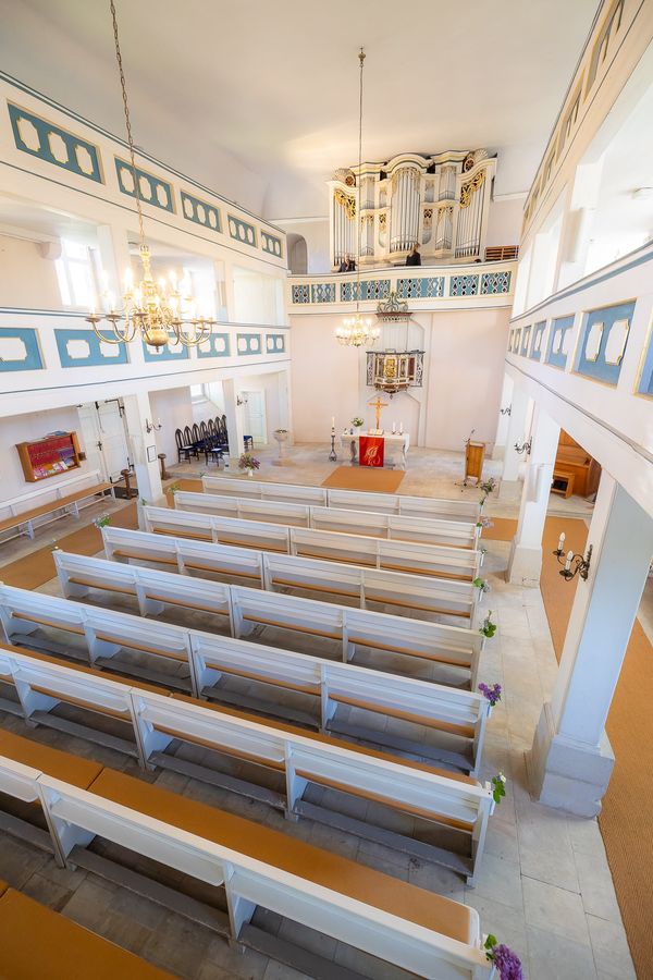 Innenraum der Kirche Barchfeld in Weiß und Blau
