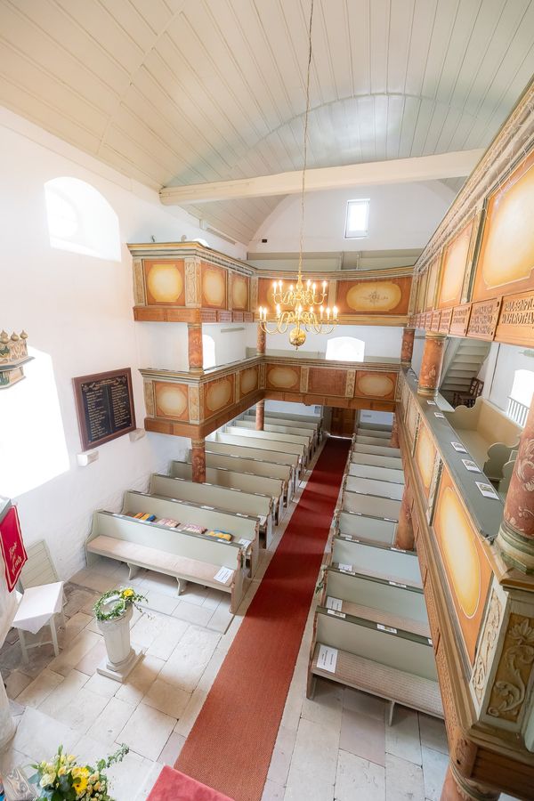 Innenraum der Kirche Immelborn mit bemalten Emporen
