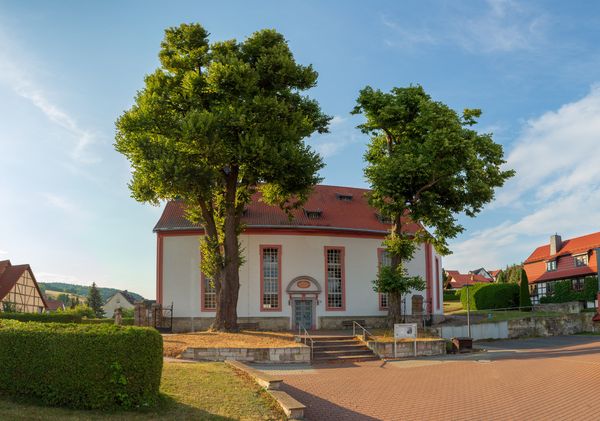 Kirche Trusetal von außen mit Linde davor