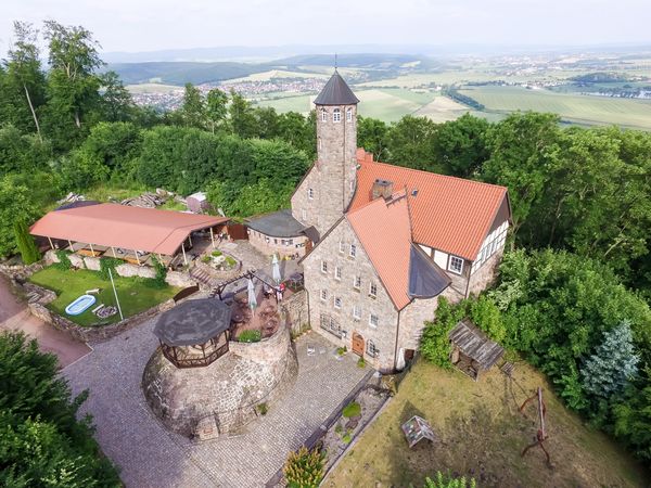 Krayenburg bei Kieselbach aus der Luft, Turm und Burghof