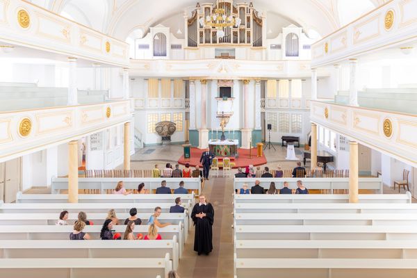 Innenraum der Stadtkirche St. Simplicius Bad Salzungen mit Emporen und Orgel