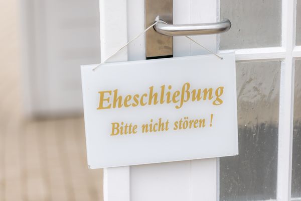 Schild „Eheschließung – Bitte nicht stören!“ an der Tür des Trauzimmers